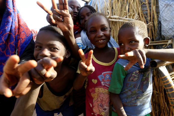Afriški otroci | Vsa dokumentacija za posvojitev otrok je prišla iz doma za otroke v DR Kongo. Direktor doma, ki je sodeloval v postopku posvojitve, je trenutno na begu, je za hrvaški časnik Jutarnji list potrdil visoki vir z ministrstva za zunanje zadeve. (Fotografija je simbolična.) | Foto Reuters