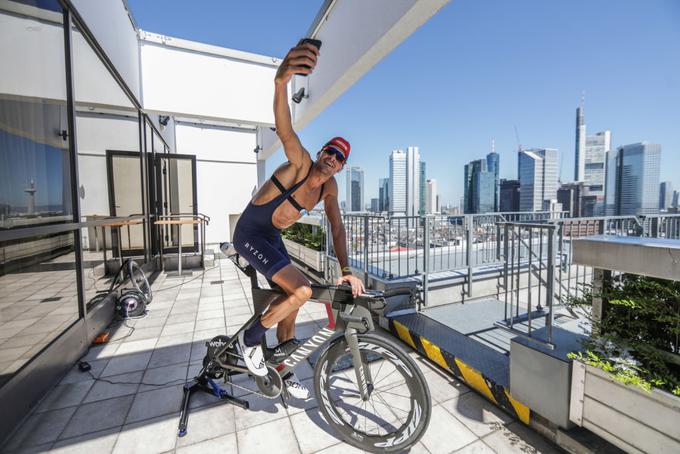 Nemški triatlonski as Jan Frodeno je kar v domači hiši izpeljal celoten ironman. Kako? V bazenu, na trenažerju in tekalni stezi. | Foto: Getty Images