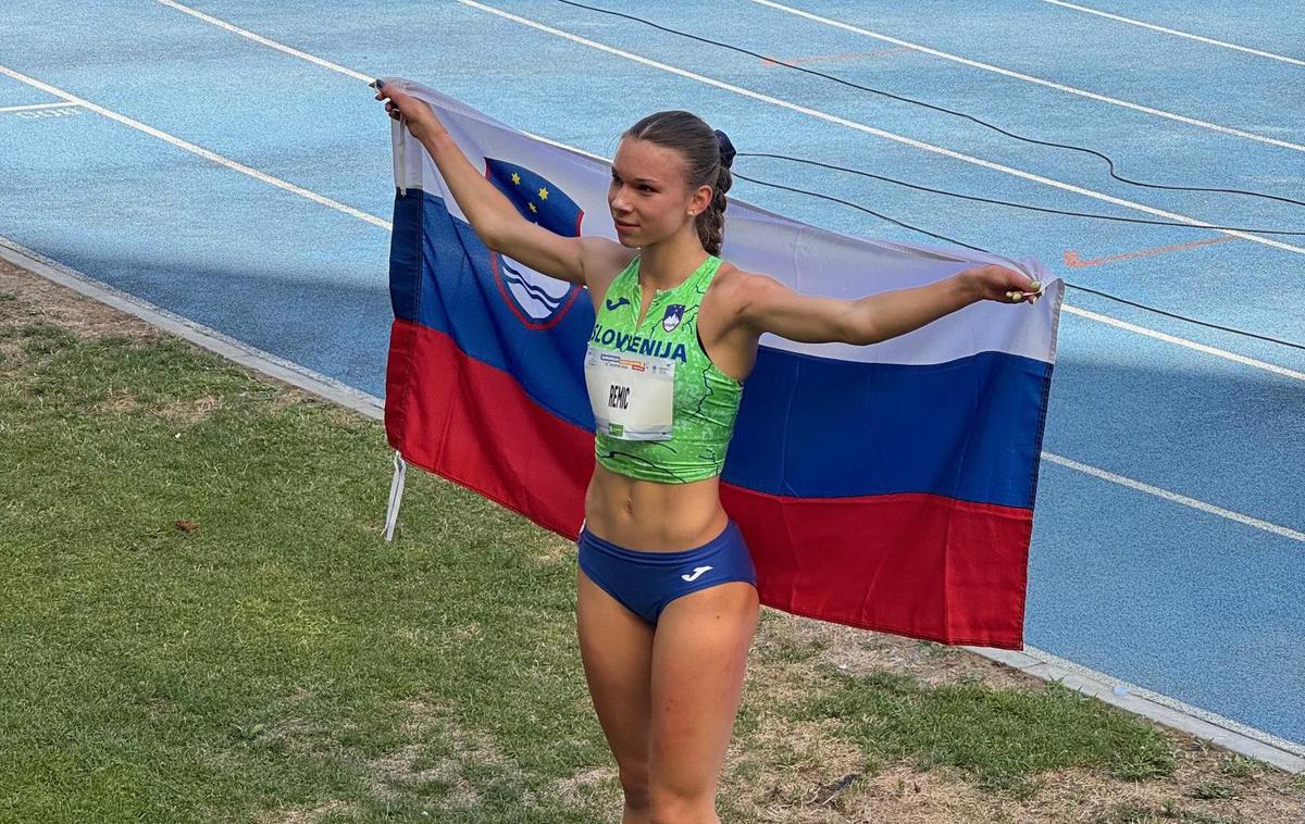 Živa Remic | 15-letna atletinja Živa Remic je Sloveniji na Ofemu v teku na 400 metrov pritekla medaljo zlatega leska.