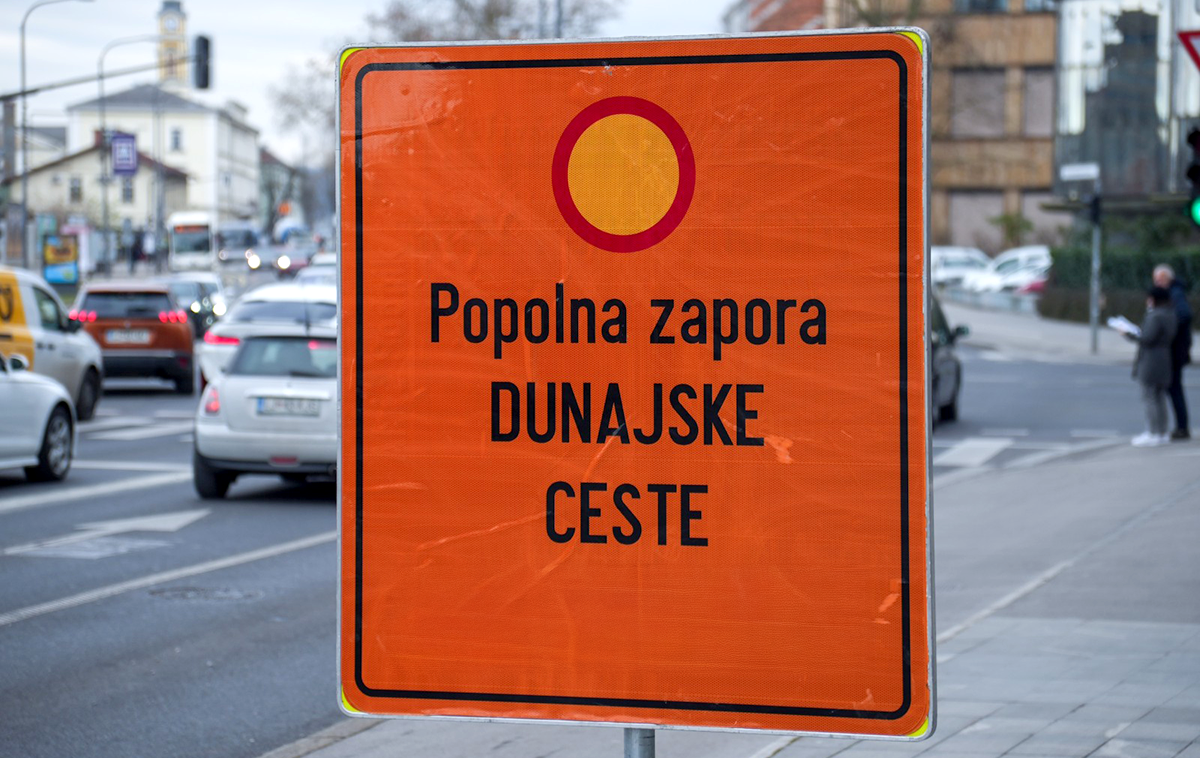 Zapora. Dunajska cesta. | Zaprto bo celotno smerno vozišče Dunajske ceste med Vilharjevo in Linhartovo cesto iz smeri centra mesta proti Bežigradu. | Foto STA