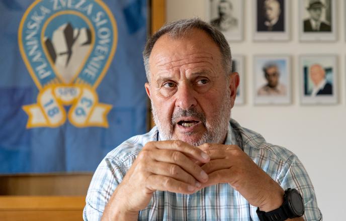 Drago parkiranje v gorah. Novi predsednik PZS je za vinjetni sistem.