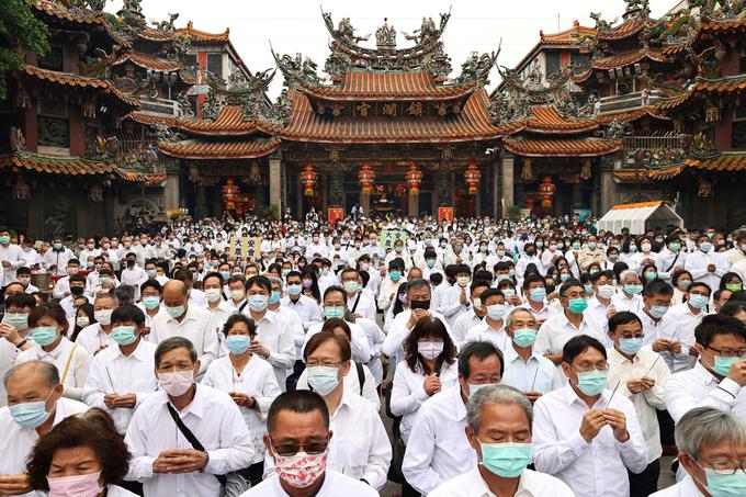 Na Tajvanu so dovoljeni tudi verski obredi. Fotografija prikazuje ljudi z maskami na verskem dogodku v templju Dajia Jenn Lann. | Foto: Reuters