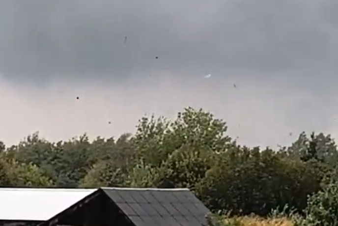 Obsežne poplave: umrlo več ljudi, potekajo evakuacije, na Poljskem tornado #video