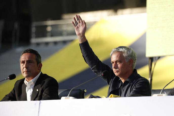 Jose Mourinho Fenerbahče | Jose Mourinho je pogodbo s Fenerbahčejem podpisal kar v pričo javnosti. | Foto Reuters
