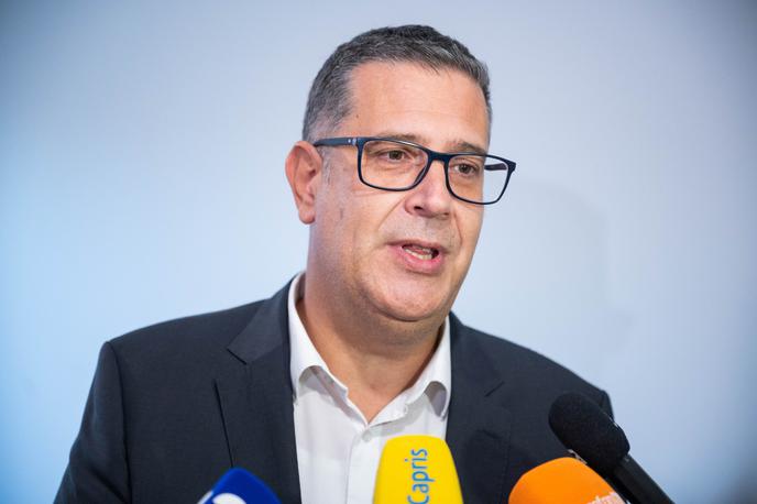 Aleš Bržan | Bržan je dodal, da še ni prejel odgovora na svojo pobudo ministrici za infrastrukturo o prepovedi vožnje s skuterji za osebe, mlajše od 16 let. Predrzne vožnje otrok s predelanimi skuterji so v vseh treh istrskih mestih velik problem. | Foto Boštjan Podlogar/STA