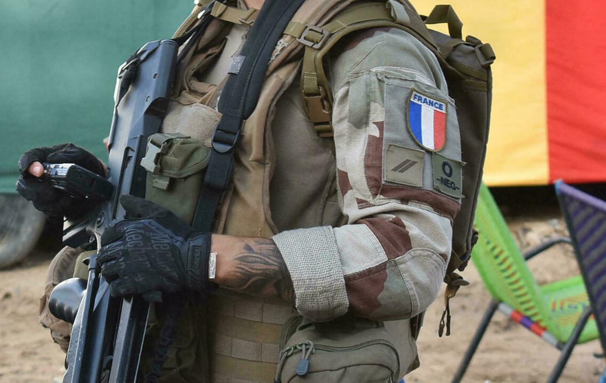 francoski vojak | Francoske sile so v Maliju prvič posredovale leta 2013, vendar so nesporazumi s Francijo po državnem udaru leta 2020 vojaško hunto v Maliju pripeljali do drugih zaveznikov, kot je denimo ruska paravojaška skupina Wagner. | Foto Twitter