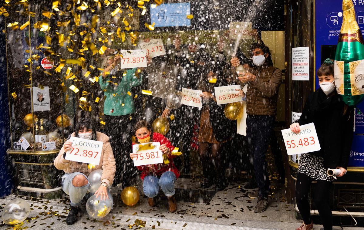 Loterija El Gordo - Debelinko | V Španiji vsako leto pred božičem razveselijo državljane s posebno loterijo. Nakup in obdarovanje srečk je postala pomembna tradicija v družinah, med prijatelji in sodelavci. Letos bodo skupno razdelili 2,59 milijarde evrov. | Foto Guliverimage