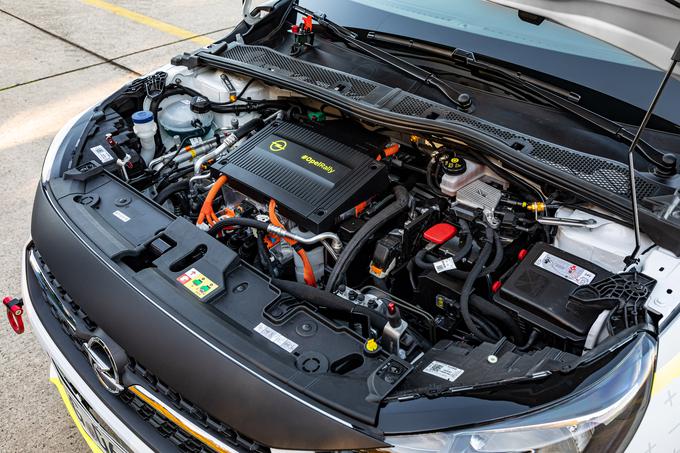 Tudi motor je ostal enak kot pri serijski corsi-e, so pa pri Opel Motorsport nekoliko prilagodili programsko zasnovo in elektroniko, razvili so tudi tri vozne programe. | Foto: Opel