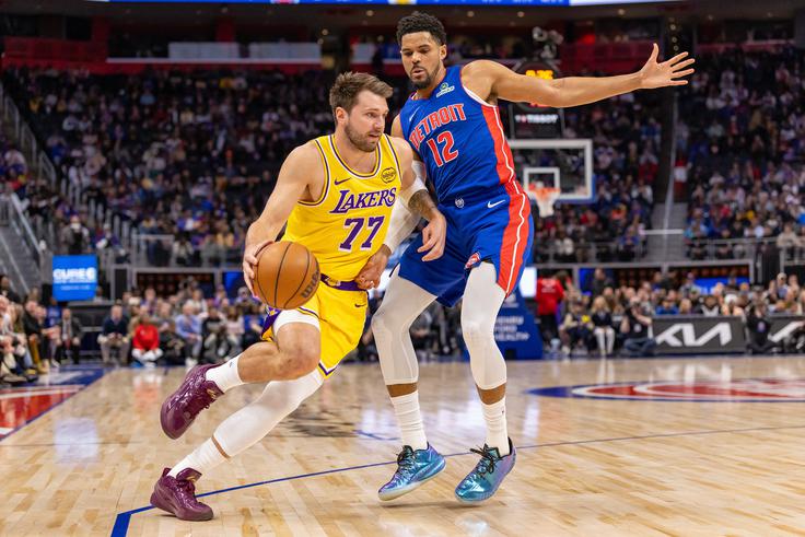 Luka Dončić je v prvi četrtini dosegel kar 17 točk, v drugi pa niti ene. | Foto: Reuters