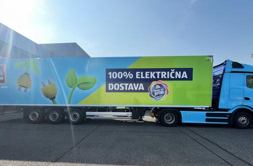 Hofer presenetil – v trgovine dostavlja s tem vozilom