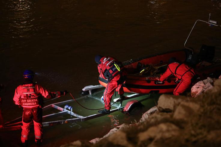 Okoli 21. ure v sredo so iskalno akcijo prekinili.  | Foto: Grgo Jelavic/Pixsell