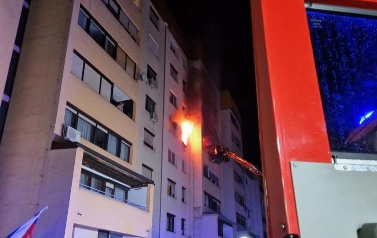 Požar v stanovanju, Maribor | Pri požaru so posredovali gasilci JZ GB Maribor in PGD Radvanje. | Foto PGD Radvanje/FB