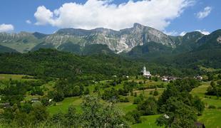 Na to mogočno goro poleti samo po tej poti #video