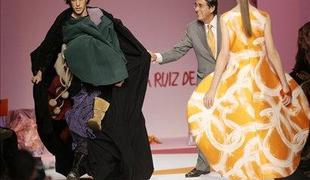 Sacha Baron Cohen zmotil modno revijo