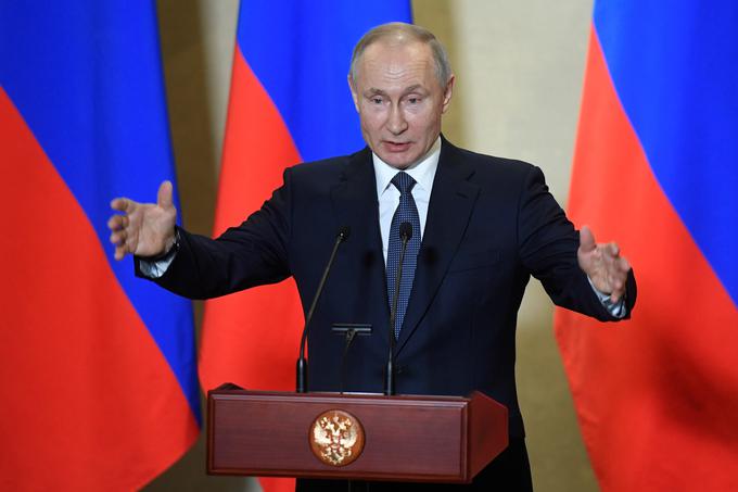 Ruski predsednik Vladimir Putin v javnosti trenutno uživa najnižjo podporo od leta 2013, preden si je Rusija po sporu z Ukrajino pripojila ukrajinski polotok Krim.  | Foto: Reuters