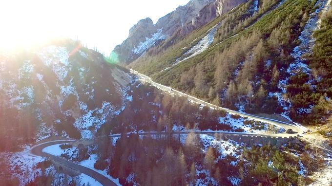 Zavita cesta proti najvišjemu slovenskemu cestnemu prelazu je vpeta v idilično okolje Julijskih alp. | Foto: Gregor Pavšič