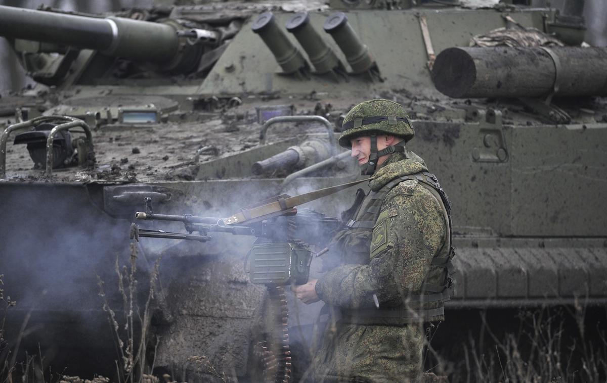 Ruski vojak leta 2021 | Ruski napad na Ukrajino se je začel februarja 2022. Za zdaj nič na kaže, da bo vojne kmalu konec. Ruska vojska stalno pritiska na ukrajinske položaje, čeprav pri tem izgublja številne vojake. Od začetka vojne naj bi ruske sile izgubile več kot milijon mož, od tega naj bi jih več sto tisoč umrlo. Na fotografiji: ruski vojak decembra 2021 na jugu Rusije na vojaških vajah, ki so bile priprava za napad na Ukrajino. | Foto Guliverimage