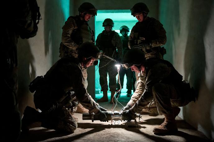 Umazana bomba, Rusija | Rusija je trditve o domnevni umazani radioaktivni bombi, ki naj bi jo na skrivaj pripravljala Ukrajina, v javno sfero do zdaj najbolj intenzivno potiskala oktobra 2022 in junija 2023, v času ukrajinskih protiofenziv. Ukrajina takšne bombe v nasprotju z napovedmi Rusije sicer nikoli ni uporabila. | Foto Grok/Fotografija je bila ustvarjena s pomočjo umetne inteligence