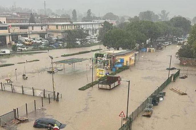 poplave v italiji | V Portoferraiu, kjer je občina prebivalce pozvala, naj ostanejo doma in se izogibajo uporabi vozil, in kjer je v četrt ure, od 13.15 do 13.30, padlo več kot 34 milimetrov dežja, je poplavilo več ulic v spodnjem delu zgodovinskega središča. | Foto omrežje X/posnetek zaslona