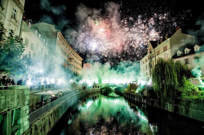 Green Dragons Ljubljana 2018 | Najstarejša organizirana navijaška skupina v Sloveniji letos praznuje svojo 35. obletnico. Ob tej priložnosti pripravlja kar nekaj različnih dogodkov in druženj. Eden najpomembnejših bo potekal danes v središču Ljubljane, ko bodo v čast jubileju pripravili nepozaben pirotehnični šov. Tako slovesno in prestižno je bilo v starem delu Ljubljane ob 30. obletnici (2018), navijači pa za danes obljubljajo še večji šov. | Foto Osebni arhiv Green Dragons