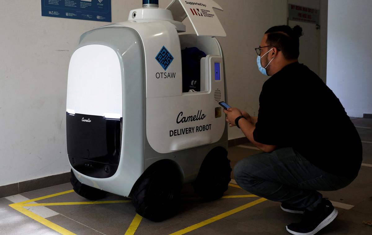 Camello | Avtonomni robot je opremljen z dvema predalnikoma in lahko prenaša za 40 kilogramov stvari. | Foto Reuters