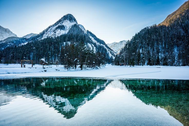 Zimske razmere in sneg lahko še vedno najdete v alpskih dolinah, na smučiščih, višje ležečih predelih in v visokogorju. | Foto: Shutterstock