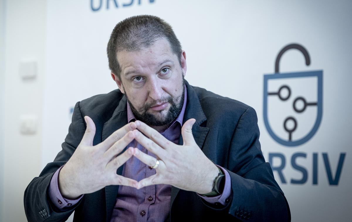 Uroš Svete | Svete opozarja, da je pri takšnih prevzemih ključno razmišljati strateško: Lastništvo pomeni tudi kontrolo, vizijo razvoja podjetja. Če naročnik nima lastne tehnične ekipe, ki zna preverjati izvajalca, potem postane zelo ranljiv. Sprememba lastništva lahko hitro prinese nove protokole ali tehnologije, za katere ne boš imel več podpore, izvorne kode ali dokumentacije. | Foto Ana Kovač