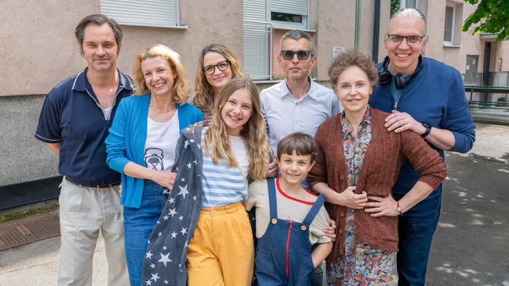 Producent Aleš Pavlin, avtorica romana Bronja Žakelj in režiser Marko Naberšnik z igralci iz filma Belo se pere na devetdeset. | Foto: Luka Matijevec, Perfo