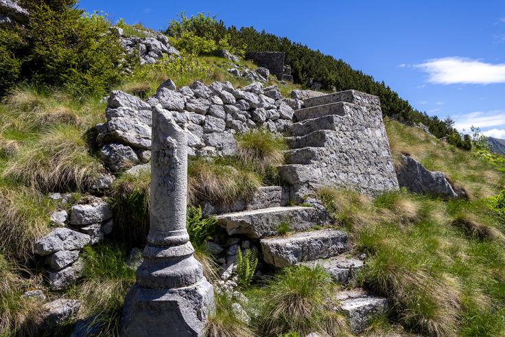 Ostanki italijanskih objektov iz prve svetovne vojne. Na sestopu proti Zaprikraju. | Foto: Matej Podgoršek