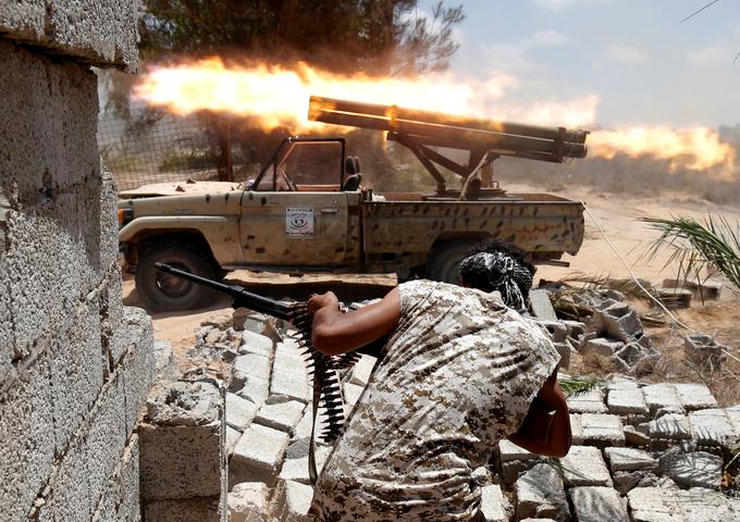 V Libiji od leta 2011 divjajo spopadi. Na fotografiji: spopadi med pripadniki sil, ki podpirajo vlado v Tripolisu, in pripadniki Islamske države. | Foto: Reuters