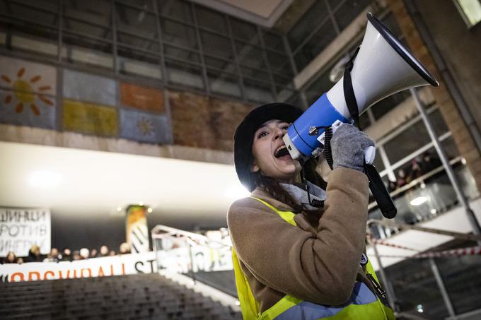 Za proteste je značilna odlična organizacija. Redarke in redarji so z megafoni usmerjali tudi zaključek shoda.     | Foto: Ana Kovač