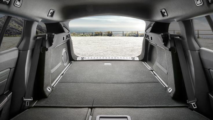 Za lepoto je treba tudi kaj žrtvovati, pravijo pri Peugeotu. Novi 508 SW je pet centimetrov krajši, poševno postavljena vrata pa nekoliko zmanjšajo prtljažni volumen na 530 litrov. K opremi GT spadajo tudi vodila s pomičnimi kavlji. | Foto: Peugeot
