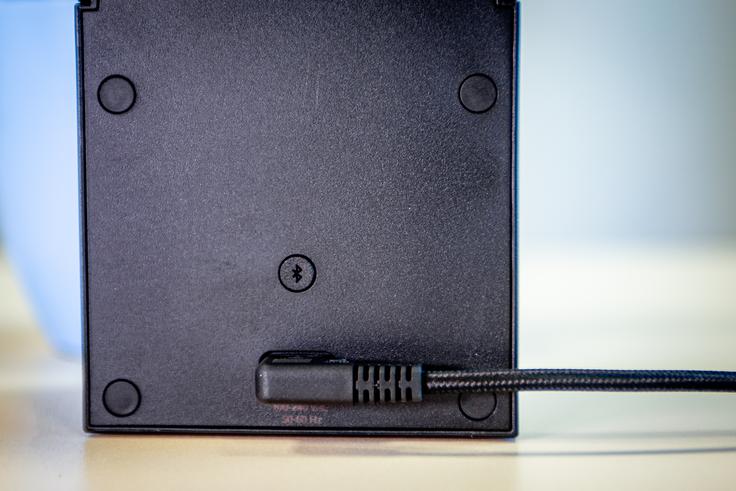 Na zadnji strani zvočnika Ikea Nattbad sta gumb za vklop in izkop (ima oznako Bluetooth) ter priključek za napajalni kabel.  | Foto: Gaja Hanuna