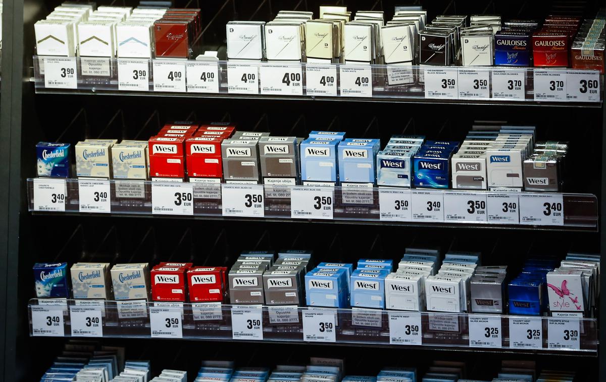 Cigarete | Cena trošarinskih izdelkov se oblikuje prosto, a ponudniki običajno sledijo spremembi trošarin. | Foto Anže Malovrh / STA