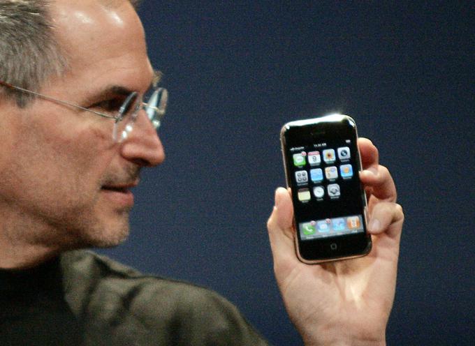 Steve Jobs je 9. januarja leta 2007 predstavil prvi iPhone, premierni telefon z zaslonom na dotik in brez fizičnih gumbov. | Foto: Reuters