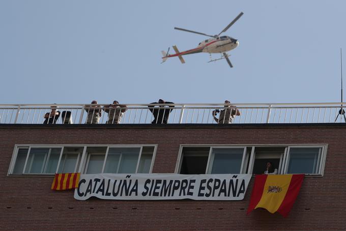 Madrid ne želi izpustiti iz rok bogate Katalonije. Na fotografiji napis "Katalonija bo vedno španska", ki je visel na stavbi v času nedavne vojaške parade v Madridu. | Foto: Reuters