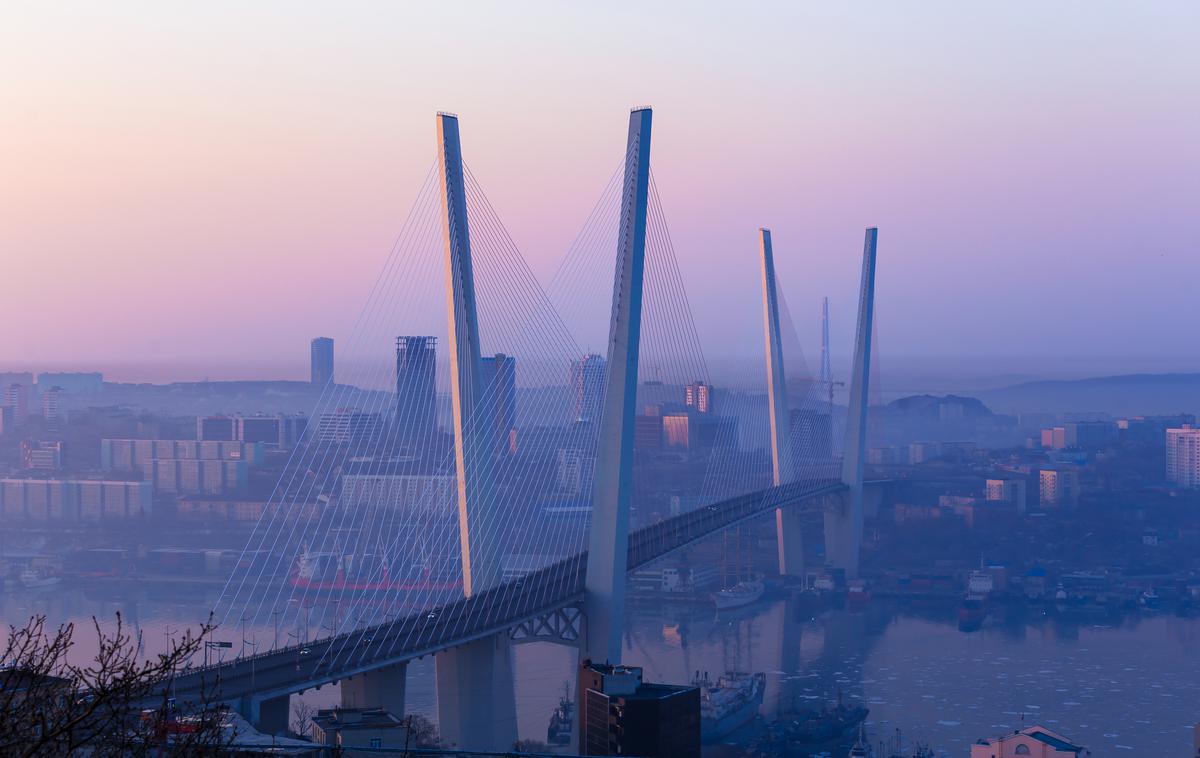 Vladivostok | Evropsko diplomatko iz Romunije so po prihodu v Vladivostok takoj začeli oblegati z vprašanji, kaj v resnici počne tam, je poročal neodvisni ruski medij The Moscow Times. Na fotografiji je Vladivostok.  | Foto Shutterstock
