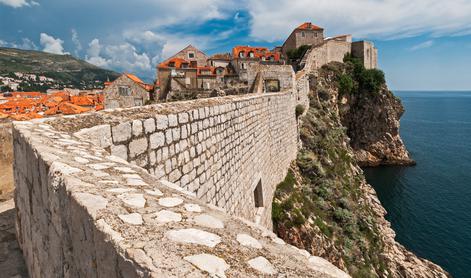 Par iz Avstralije po padcu z dubrovniškega obzidja v kritičnem stanju