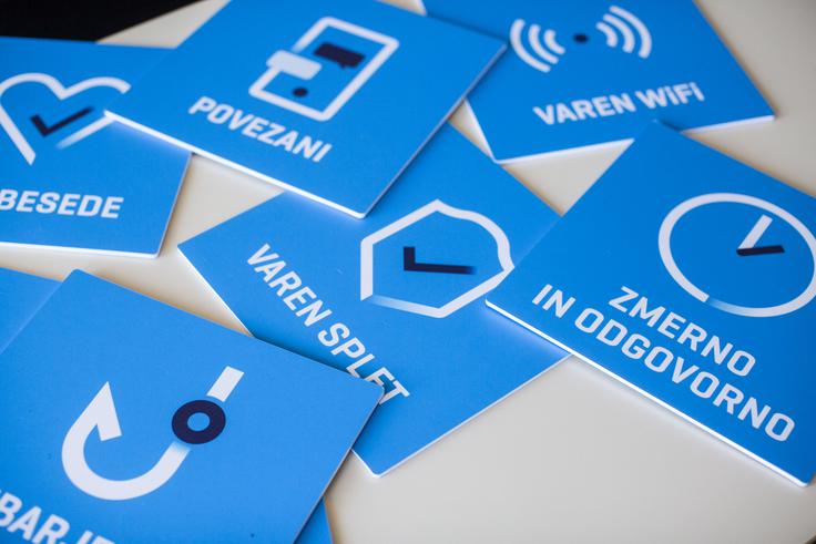 Otrokom sta na voljo tako realni kot digitalni svet in pogosto ne najdejo pravega ravnovesja med njima. | Foto: Bojan Puhek