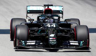 Hamilton se je spet poigral, Vettel niti med deset