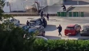 Drama pred srbskim parlamentom, slišali so se streli in eksplozije #video