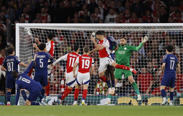 Mikel Merino je bil v 47. minuti najvišji v skoku, nato pa zatresel mrežo Arsenala, a je bil zadetek razveljavljen. | Foto: Reuters