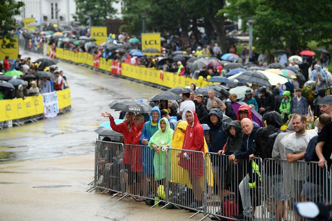 Ogromna množica ljudi že na prvi dan Toura. Navijače ni zmotil niti dež, da se ne bi v takšnem številu zbrali ob trasi. | Foto: Reuters
