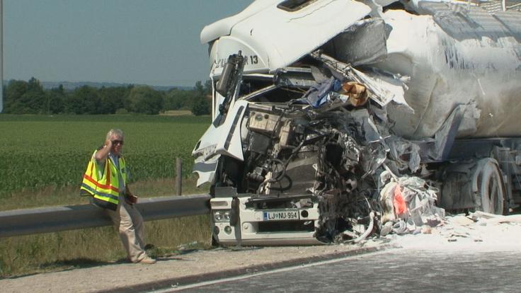 Naleti tovornih vozil naredijo veliko materialno škodo, pogosto pa žal zahtevajo tudi človeška življenja.  | Foto: STA ,