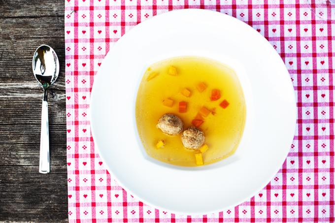 Gamsova juha z mesnim cmočkom. | Foto: Peter Podobnik