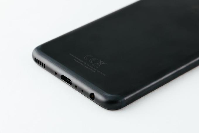 Huawei P10 za polnjenje baterije uporablja novejši priključek USB-C (oval na spodnjem robu). Čeprav ta podpira hitrejše polnjenje in urnejši prenos podatkov na računalnik, bo večini uporabnikov najbolj všeč to, da ni treba paziti, kako obrnemo kabel, kot ga vtaknemo v napravo.  | Foto: Huawei