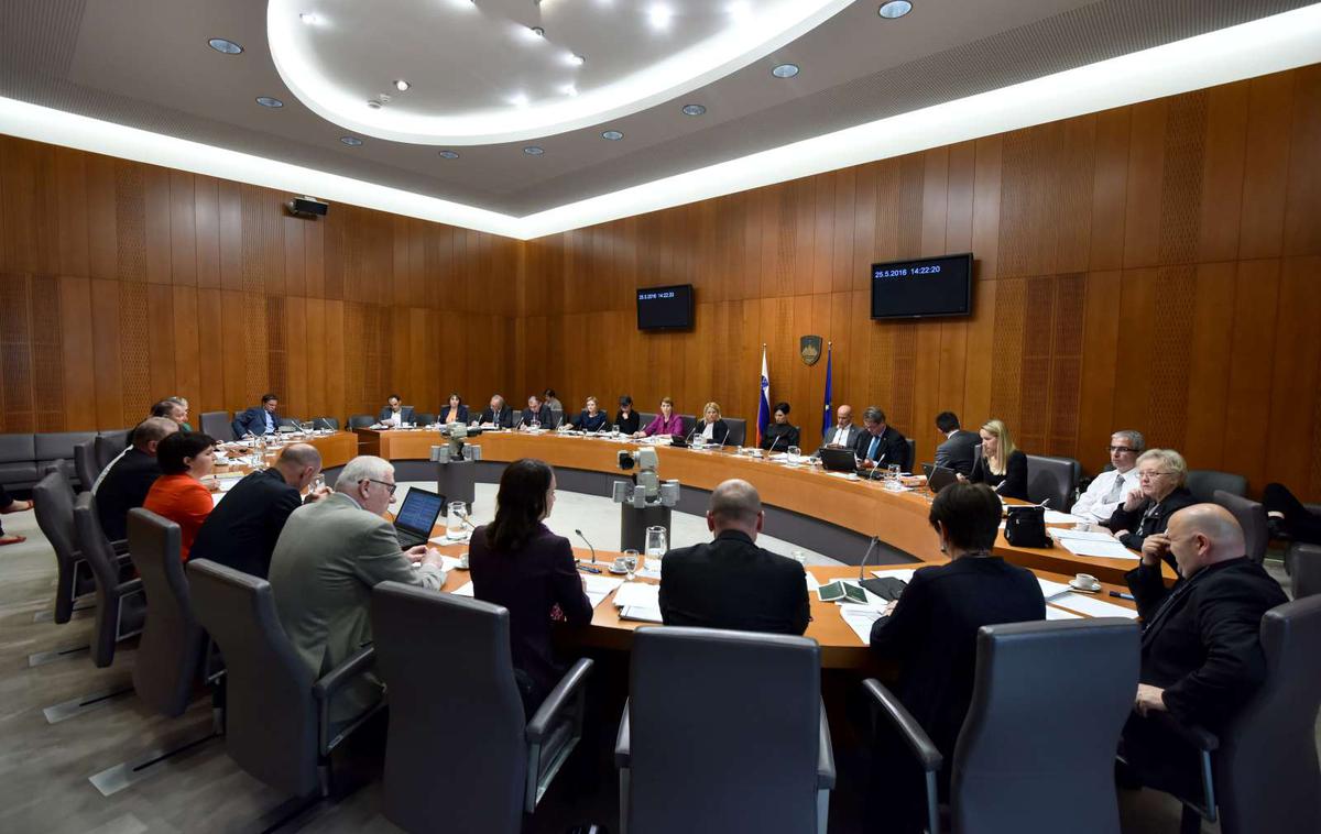Odbor za finance | Odbor ima na dnevnem redu tudi predlog zakona o izvrševanju obeh proračunov, ki daje vladi pooblastila glede možnosti upravljanja z državnim proračunom in zadolževanjem.  | Foto STA