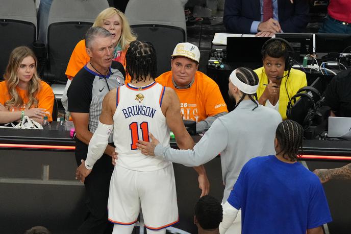 Jalen Brunson | Jalen Brunson je imel na prvi tekmi finala lige NBA nekaj težav s teksaškimi navijači, liga NBA zdaj preiskuje incident. | Foto Reuters