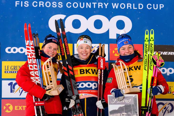 Švedinji Jonni Sundling sta na stopničkah delali družbo Norvežanki Mathilde Myhrvold in Julie Myhre. | Foto: Guliverimage