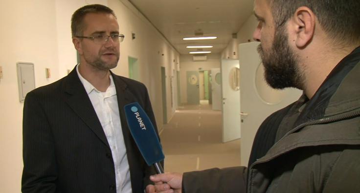"Nekako smo se navadili, da se bolnišnice same prijavljajo, potem pa smo poskusili vsako leto najti tisto, ki je najbolj potrebna prenove. Vemo pa, da vse potrebujejo pomoč, ker denarja za obnovo ni dovolj," je povedal vodja humanitarne akcije Aleš Goričan. | Foto: Planet TV